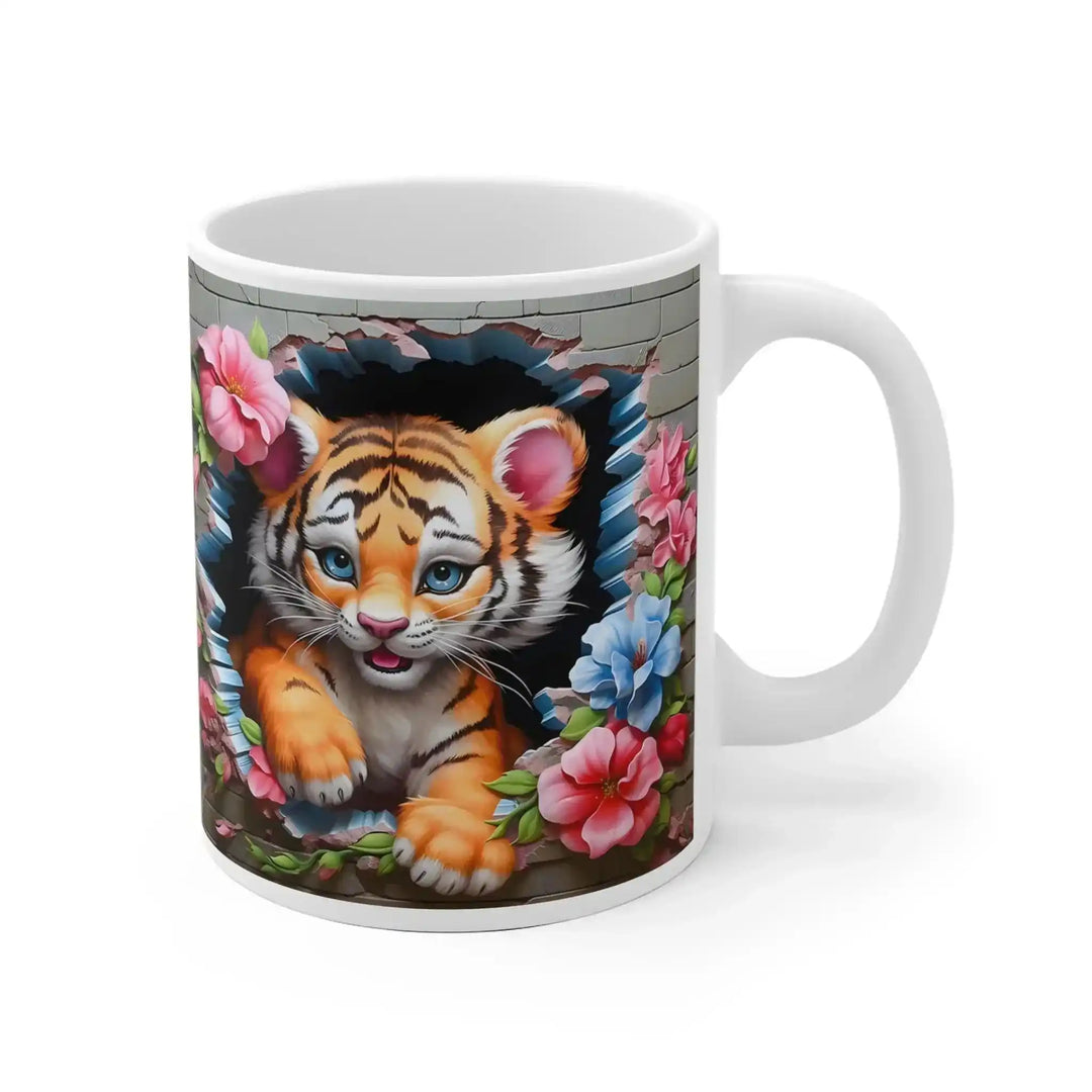 Weiße Tasse mit Baby-Tiger, der durch eine zerbrochene Ziegelwand mit rosa Blüten schaut, Frontalansicht mit Henkel rechts