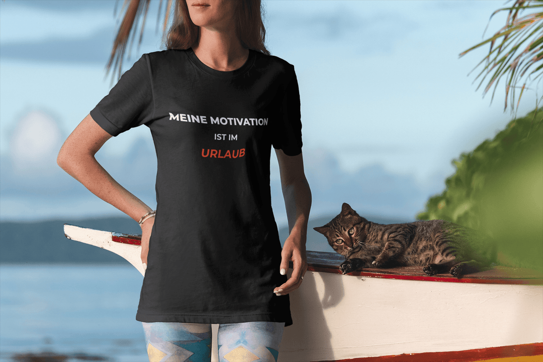 Meine Motivation ist im Urlaub – Lustiges Büro T-Shirt | KlareAnsage - KlareAnsage