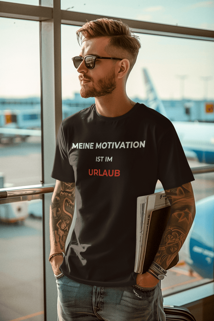 Meine Motivation ist im Urlaub – Lustiges Büro T-Shirt | KlareAnsage - KlareAnsage