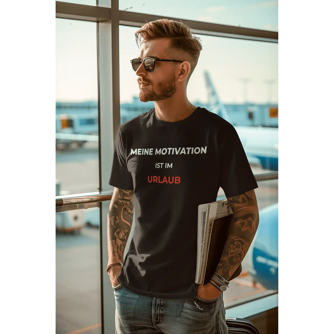 Meine Motivation ist im Urlaub – Lustiges Büro T-Shirt | KlareAnsage - KlareAnsage