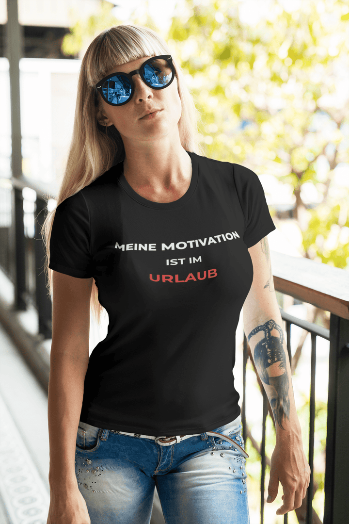 Meine Motivation ist im Urlaub – Lustiges Büro T-Shirt | KlareAnsage - KlareAnsage