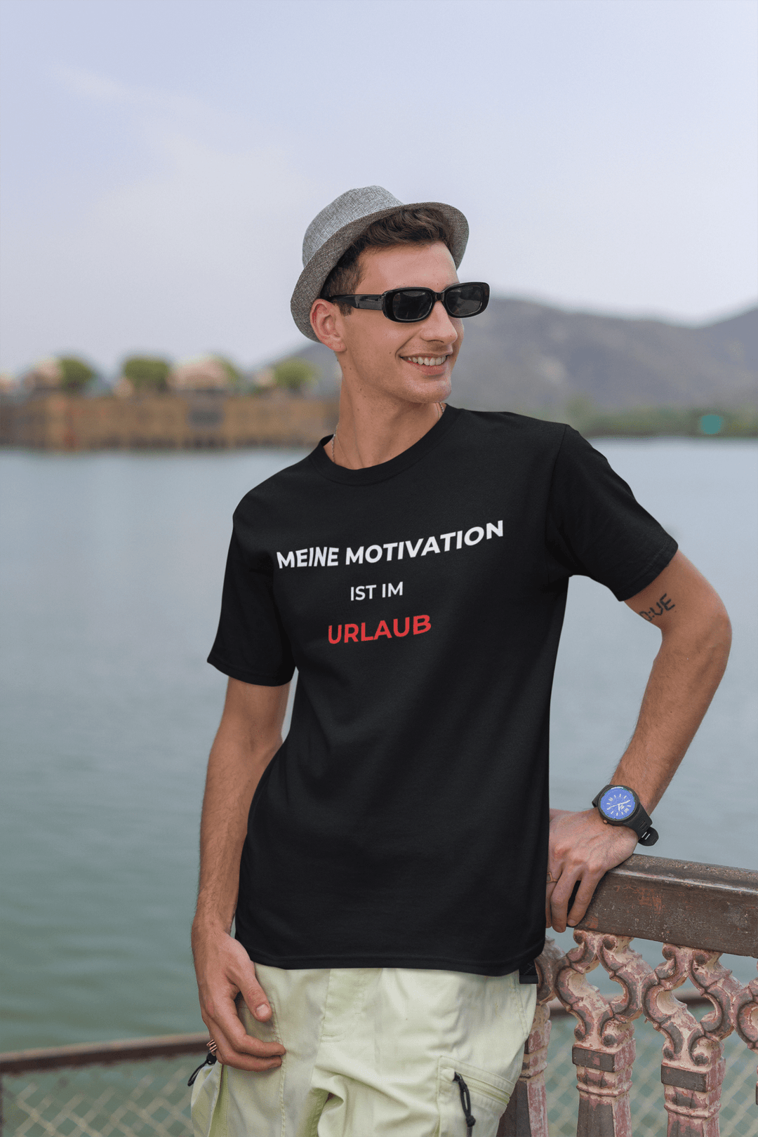 Meine Motivation ist im Urlaub – Lustiges Büro T-Shirt | KlareAnsage - KlareAnsage