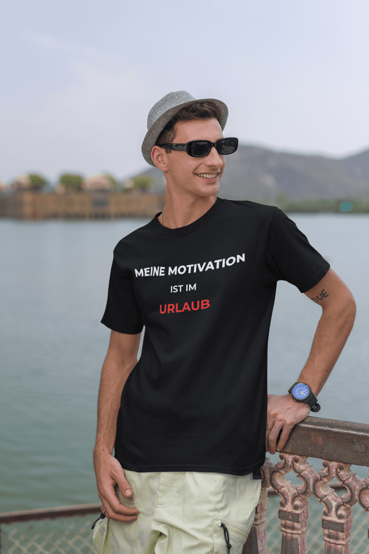 Meine Motivation ist im Urlaub – Lustiges Büro T-Shirt | KlareAnsage - KlareAnsage