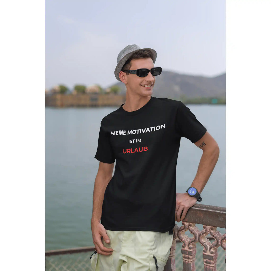 Meine Motivation ist im Urlaub – Lustiges Büro T-Shirt | KlareAnsage - KlareAnsage