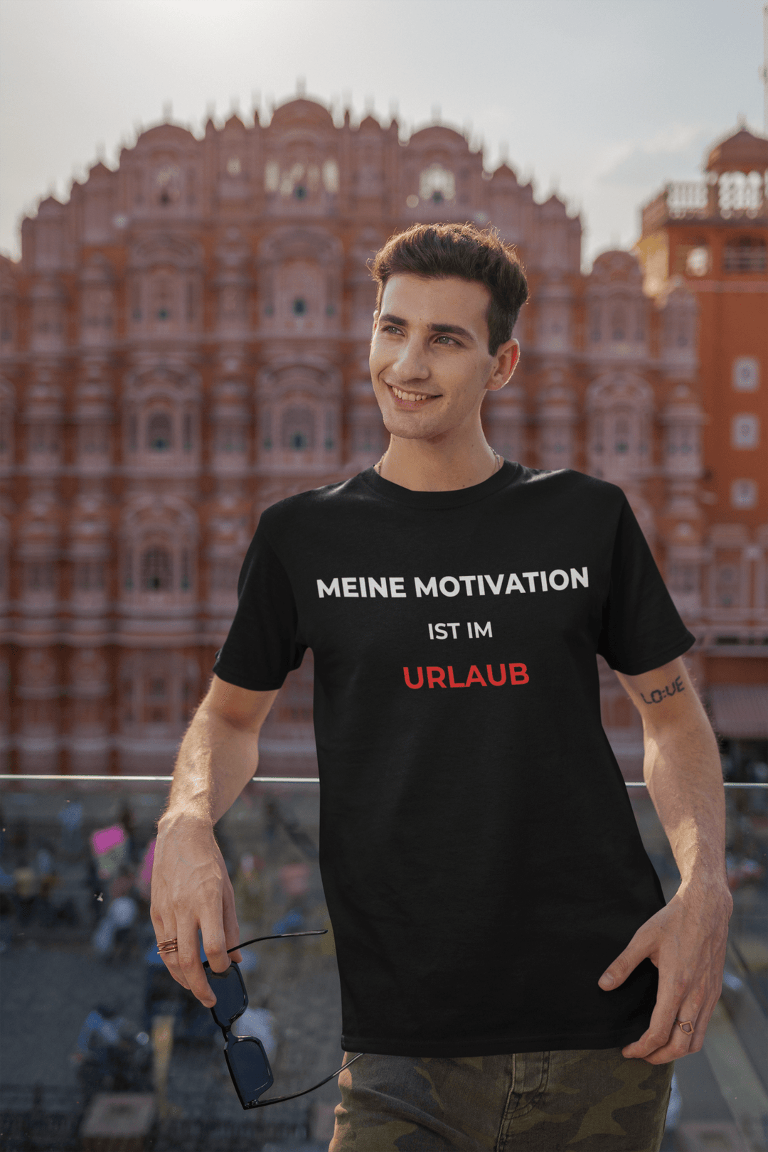 Meine Motivation ist im Urlaub – Lustiges Büro T-Shirt | KlareAnsage - KlareAnsage