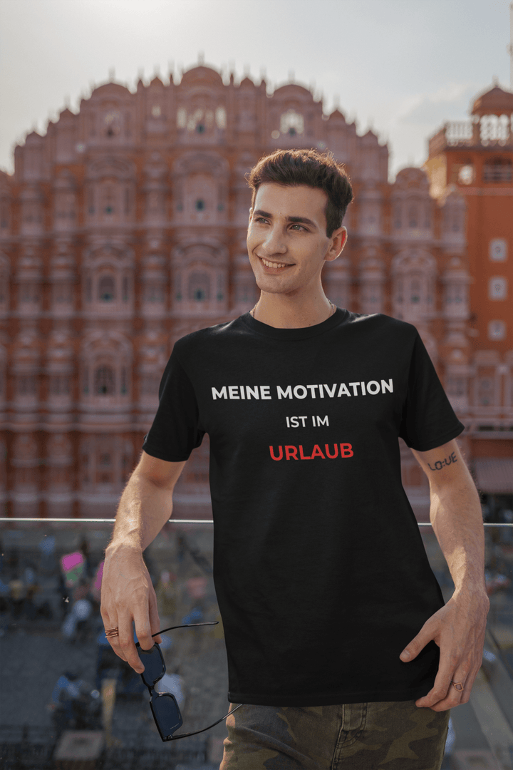 Meine Motivation ist im Urlaub – Lustiges Büro T-Shirt | KlareAnsage - KlareAnsage