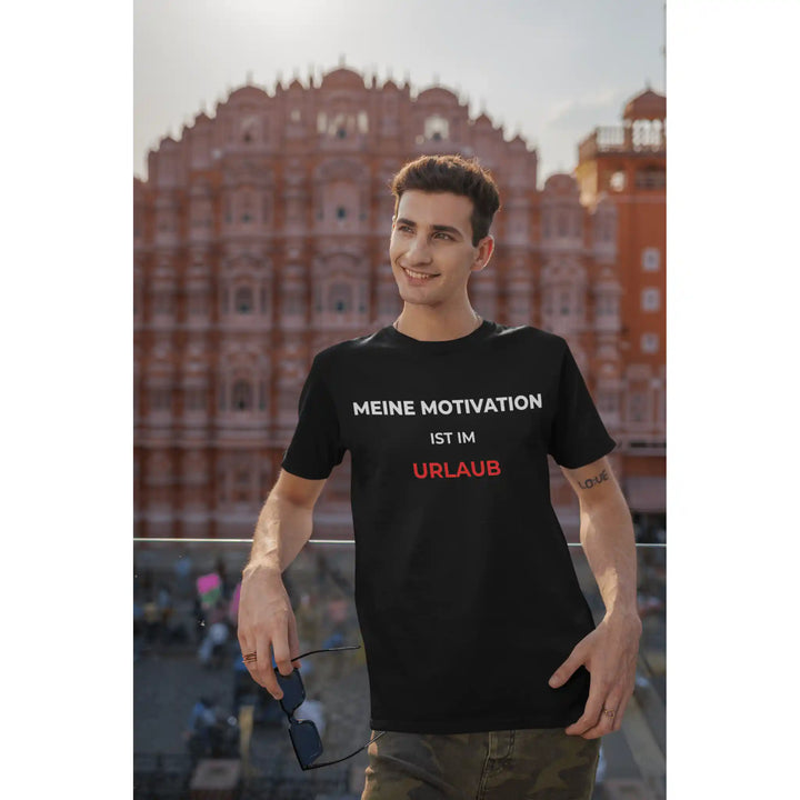 Meine Motivation ist im Urlaub – Lustiges Büro T-Shirt | KlareAnsage - KlareAnsage