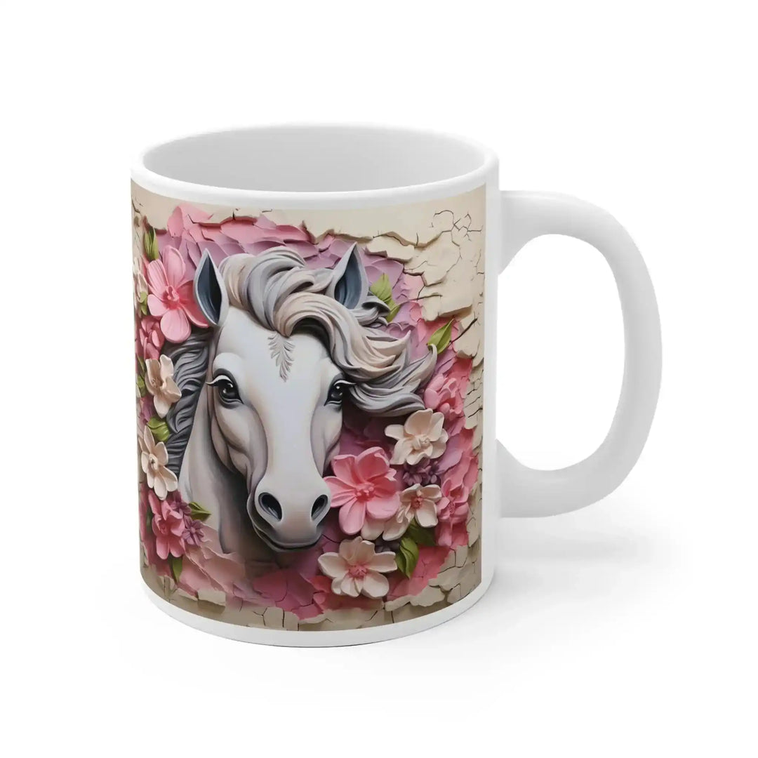 Weiße Tasse mit gemaltem Pferdekopf inmitten rosa Blüten auf beigem, rissigem Wand-Hintergrund, Frontalansicht