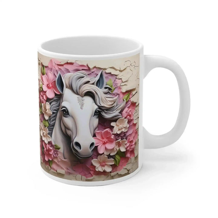Weiße Tasse mit gemaltem Pferdekopf inmitten rosa Blüten auf beigem, rissigem Wand-Hintergrund, Frontalansicht