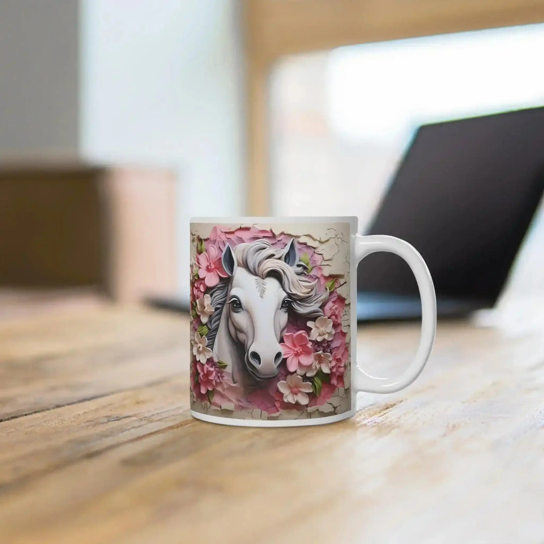 Pferde-Tasse mit Blumenmotiv auf Holztisch mit unscharfem Laptop im Hintergrund, Lifestyle-Foto
