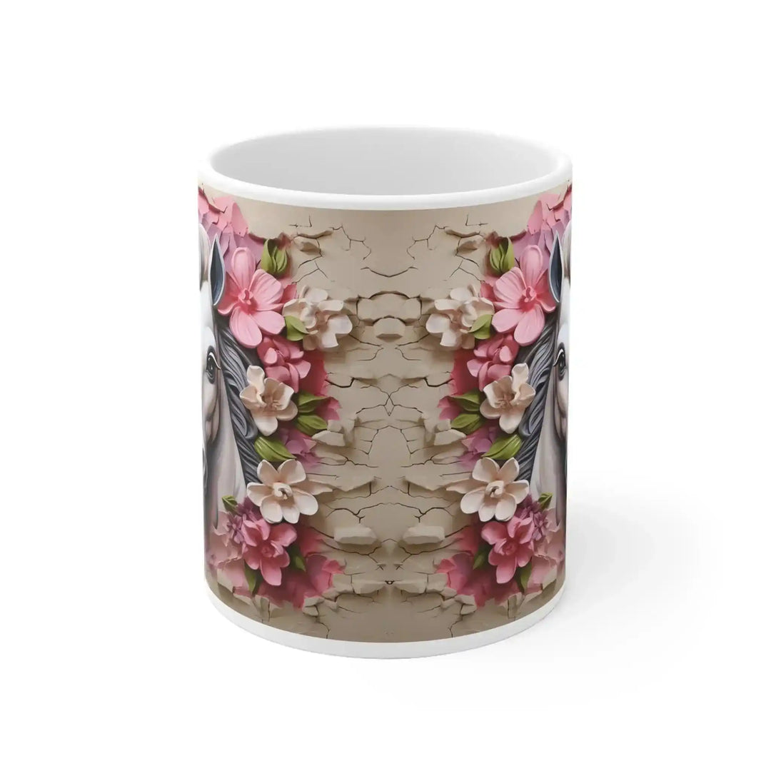 Rückseite der Pferde-Tasse: Blüten-Motiv läuft spiegelverkehrt um die Tasse, Pferdeohren am Bildrand sichtbar