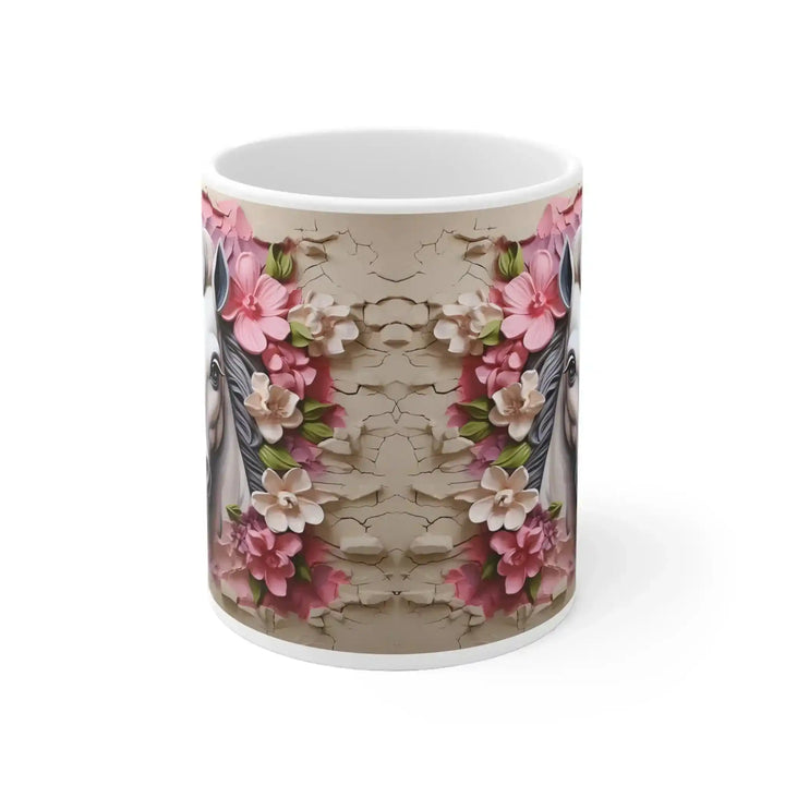 Rückseite der Pferde-Tasse: Blüten-Motiv läuft spiegelverkehrt um die Tasse, Pferdeohren am Bildrand sichtbar
