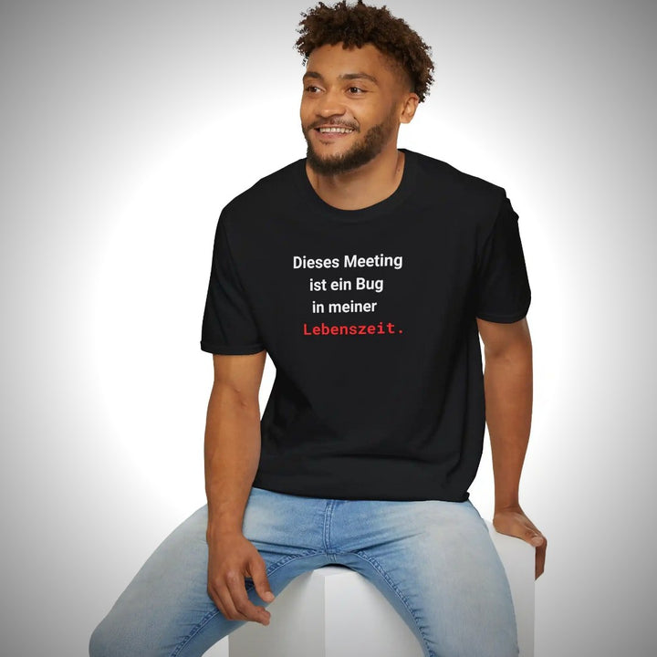 Dieses Meeting ist ein Bug in meiner Lebenszeit T-Shirt – Schwarzes Statement Shirt – Clean Showcase