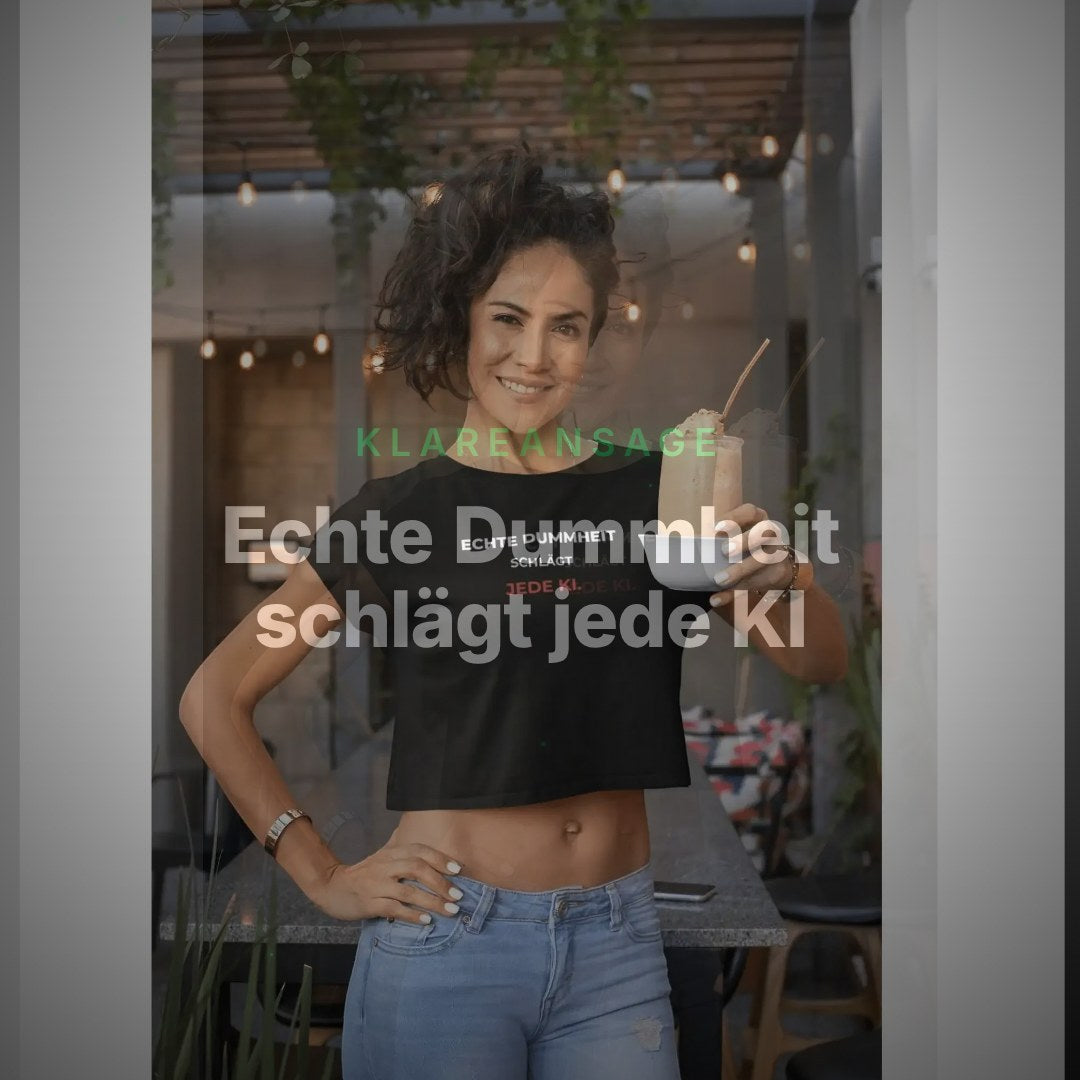Klare Ansage: Echte Dummheit schlägt jede KI – Unisex Shirt – Clean Showcase