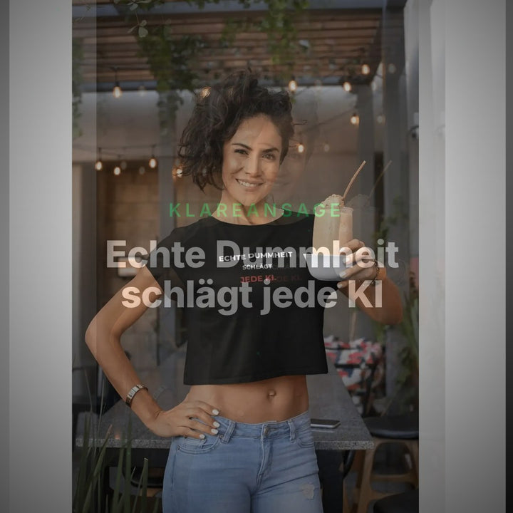 Klare Ansage: Echte Dummheit schlägt jede KI – Unisex Shirt – Clean Showcase