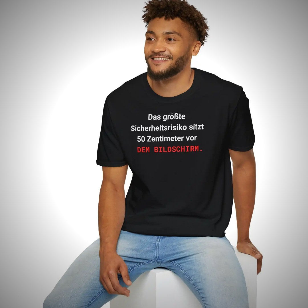 IT-Security T-Shirt mit Spruch – Das größte Sicherheitsrisiko sitzt 50 Zentimeter vor dem Bildschirm – Clean Showcase