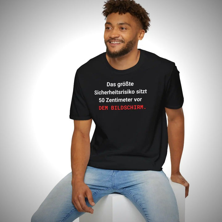 IT-Security T-Shirt mit Spruch – Das größte Sicherheitsrisiko sitzt 50 Zentimeter vor dem Bildschirm – Clean Showcase