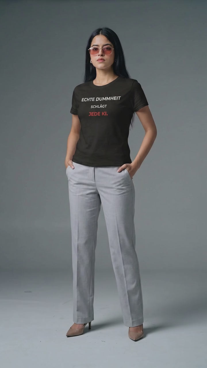 Klare Ansage: Echte Dummheit schlägt jede KI – Unisex Shirt