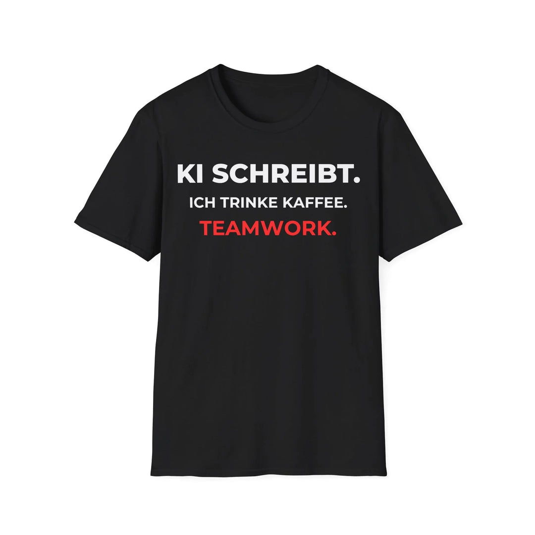 Teamwork: KI schreibt &amp; Ich trinke Kaffee – Statement Shirt - KlareAnsage