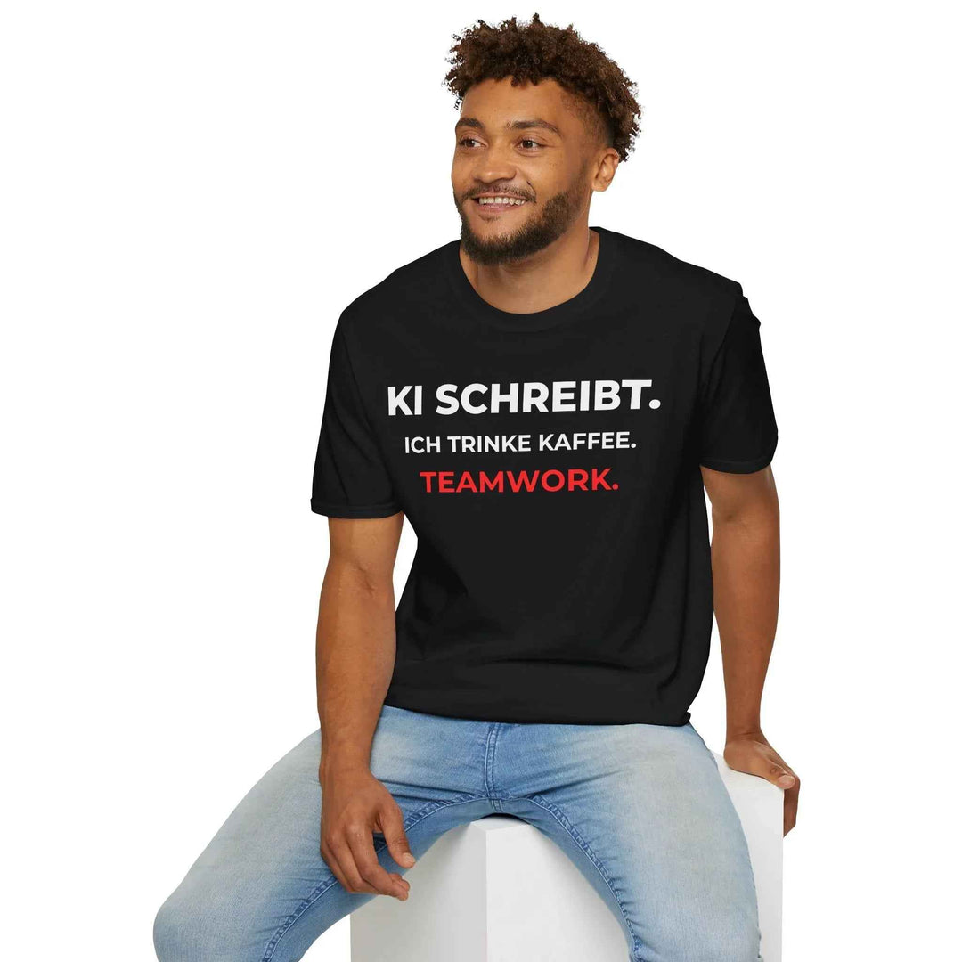 Teamwork: KI schreibt &amp; Ich trinke Kaffee – Statement Shirt