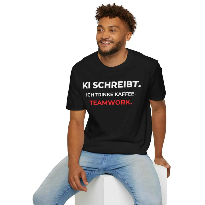 Teamwork: KI schreibt &amp; Ich trinke Kaffee – Statement Shirt