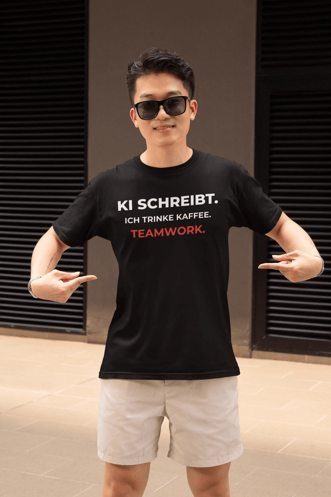 Teamwork: KI schreibt &amp; Ich trinke Kaffee – Statement Shirt - KlareAnsage