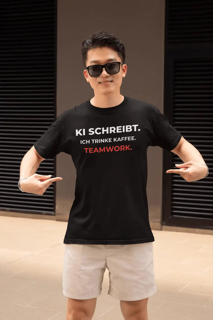 Teamwork: KI schreibt &amp; Ich trinke Kaffee – Statement Shirt - KlareAnsage